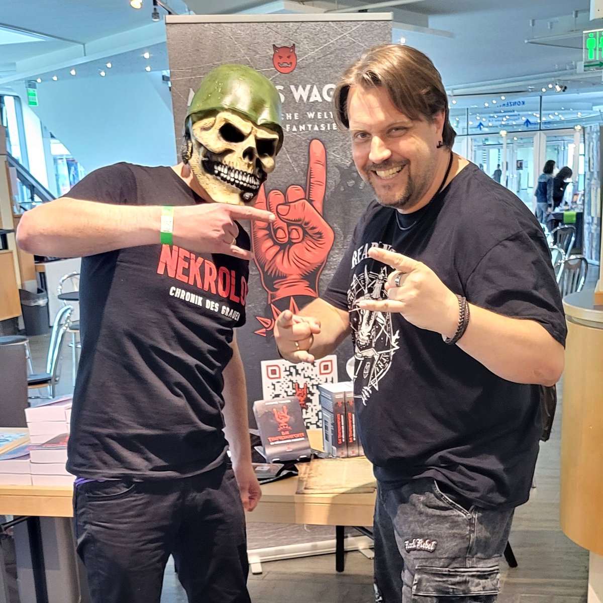 Letzten Samstag auf der Fabula est in #Solingen habe ich tolle Menschen getroffen, wiedergesehen und kennengelernt. ❤🤘
Diesen Freitag geht es nach #Bonn auf die <a href="/FedCon/">FedCon</a>. ❤🖖
 Alle meine Veranstaltungen: lennoxlethe.de/termine
#fabulaest #buchmesse #fedcon