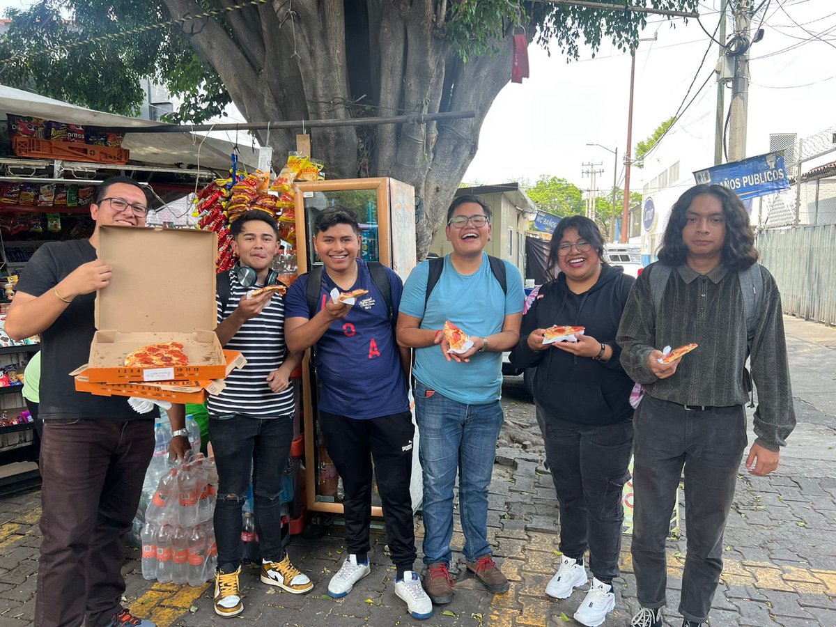 ExaFM's tweet image. ¡Nosotros te consentimos con tu #PEXA 🍕🍕! Encuentra el examóvil 🚘🔥Este día visitamos la colonia Patera Vallejo 🗺️📍 ¿Quién se llevó su pedazo de pexa 😎?
