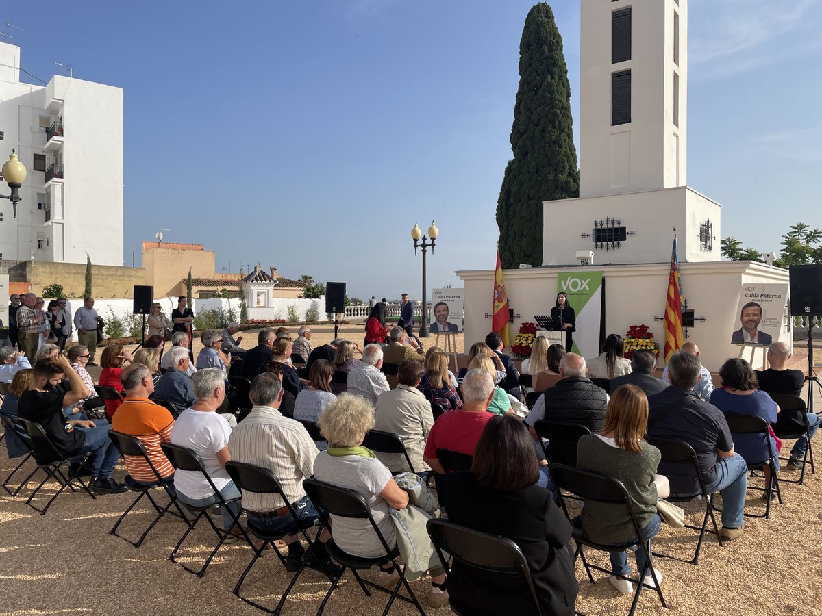 PaternaVox's tweet photo. Emotivo acto en el Calvario, donde los vecinos cada día nos muestran más su apoyo porque solo queda VOX, porque la ilusión está VOX.
El próximo 28 de mayo, vota seguro, vota VOX.
Haremos historia.
#CuidaLoTuyo
#cuidapaterna @ales_joaquin @MiriamTuriel @VOX_Valencia @vox_es #vox https://t.co/VFDjN84653