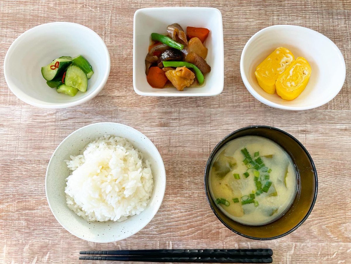 おはようございます☺️ 今日の朝ごはんは和食。 ○筑前煮 ○だし巻き玉子 ○きゅうりの漬け物 ○新玉ねぎのお味噌汁 ○ご飯 日本食はホッとしますね☺️今日も頑張ろ✊☺️