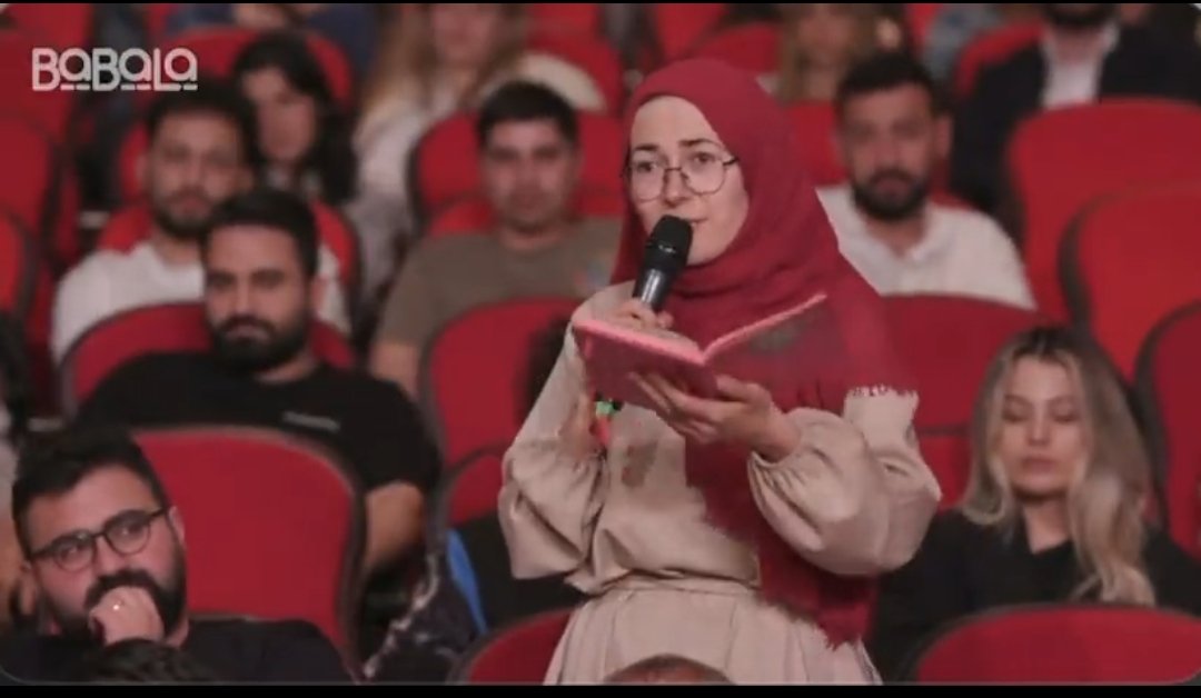 Geri dönüşüm kutusu olmadığı için 2 defa karton bardak almak zorunda kalan kadın:

'Bir bardak daha kullanmak zorunda kaldım. Karbon ayak izimi artırdı bu durum benim.'