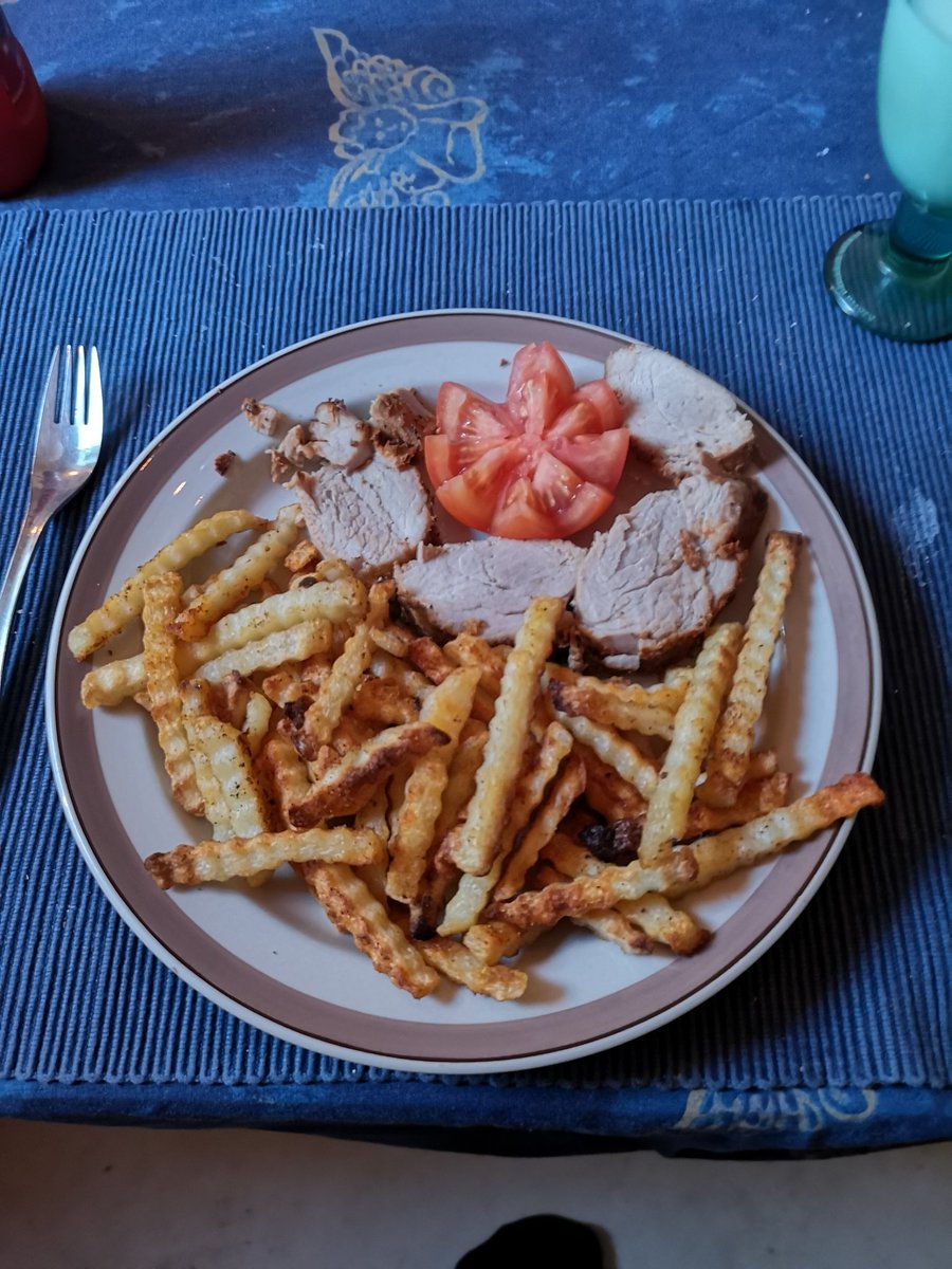 JuhaTenhonen's tweet photo. #äijäillallinen #Kivikylän #porsaansisäfile #punalappusii #mummon #ranskalaiset #ranut #tomaattikukka #suomalainen #tomaatti #valio #maito #felix #ketchup #mustapippuri https://t.co/ssrPydayWD