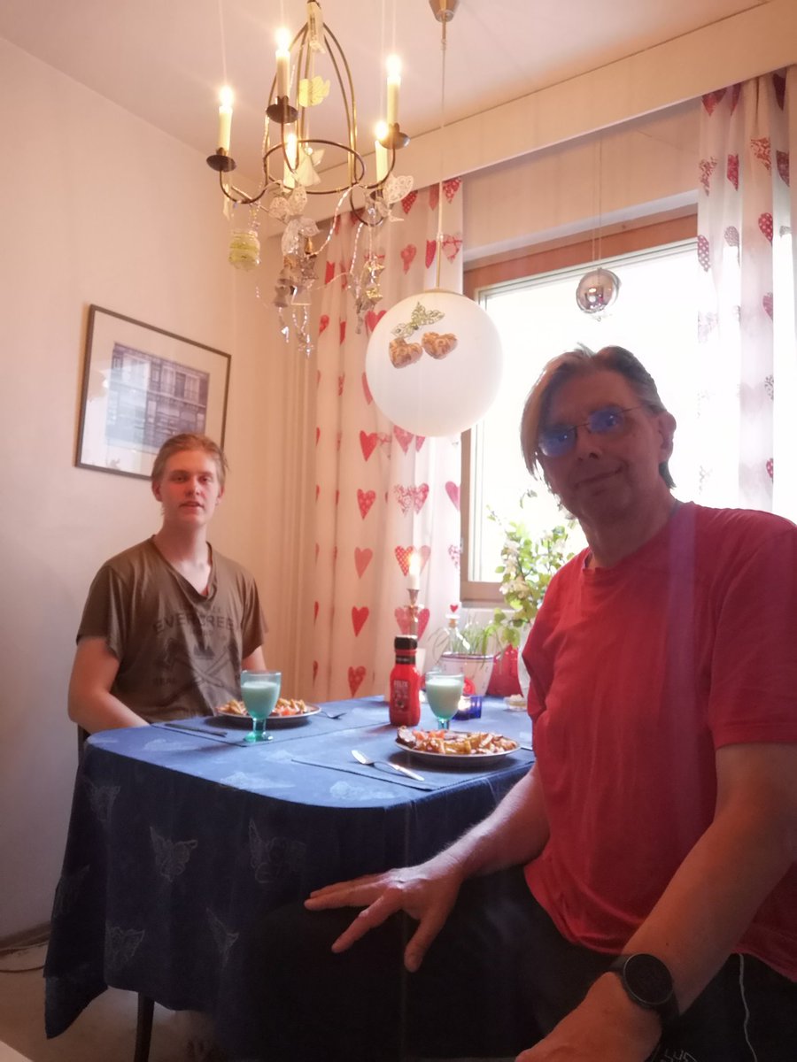 JuhaTenhonen's tweet photo. #äijäillallinen #Kivikylän #porsaansisäfile #punalappusii #mummon #ranskalaiset #ranut #tomaattikukka #suomalainen #tomaatti #valio #maito #felix #ketchup #mustapippuri https://t.co/ssrPydayWD