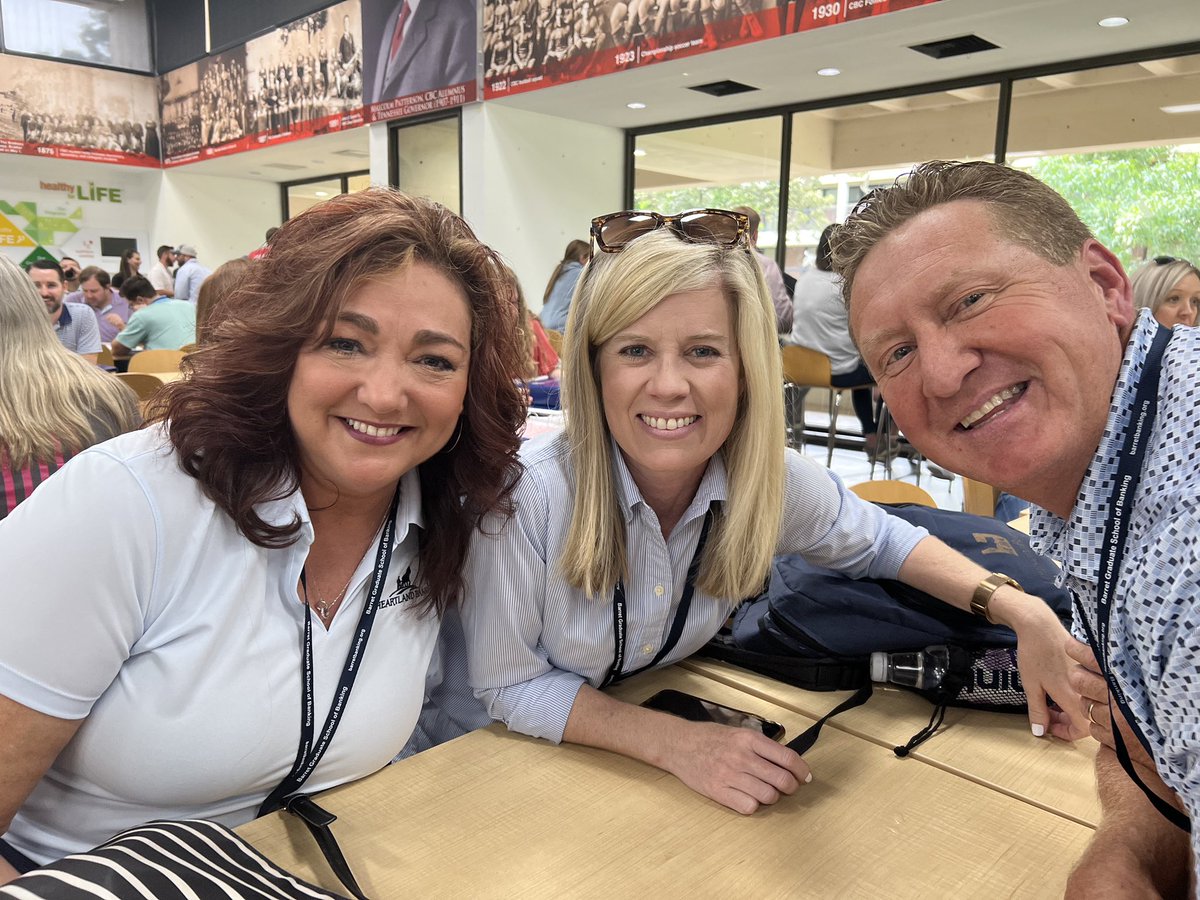 HeatherPrejean1's tweet photo. It’s Senior Year at the @BarretBanking with all my best buds! We’re learning a lot, enjoying the beautiful city of Memphis, and can’t wait to graduate! Thank you to  @BankofZachary for the awesome opportunity! #banksim #BealeStreet #SmartBankers #Seniors https://t.co/nFRxNnxkg7