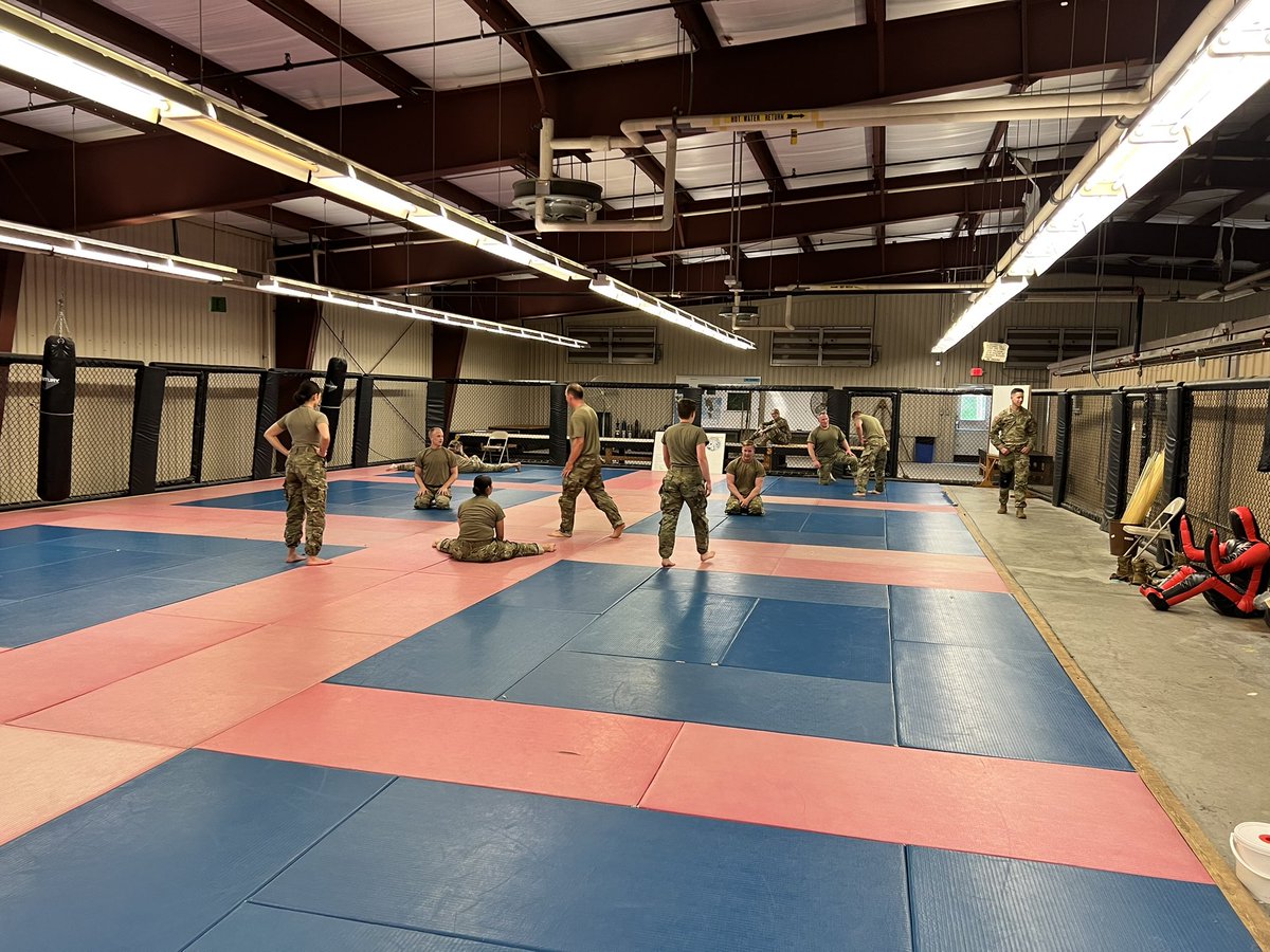 Rebel_Skum_85's tweet image. Thank you @CASCOM_CSM for visiting and observing training today. Your leadership presence is greatly appreciated. @SCoE_CASCOM #Combatives #Army #MACP #FortGreggAdams