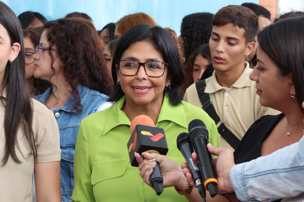 ViceVenezuela's tweet photo. #EnFotos || Como parte de la puesta en marcha del Sistema Nacional de Ingreso (SNI) 2023, la Vicepdta. @delcyrodriguezv, visitó este miércoles las instalaciones del Liceo Fermín Toro, con el objetivo impulsar a los estudiantes a inscribirse en carreras universitarias priorizadas. https://t.co/BHKbDZoC5n