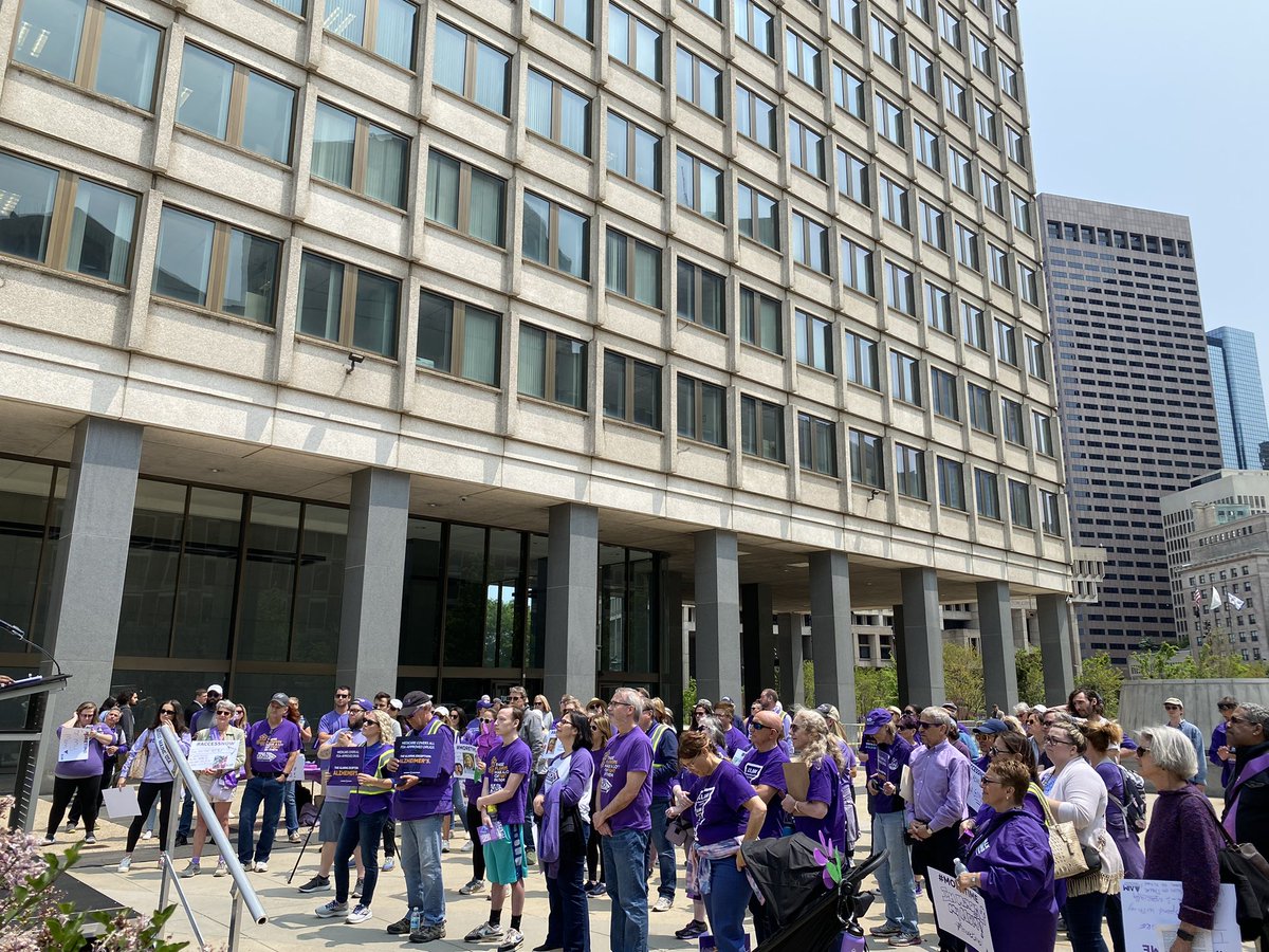 lizatalz's tweet photo. The crowd at @CMSGov regional office in #Boston to #DemandAccess for disease modifying treatments for #AlzheimersDisease 
@alzheimersmanh https://t.co/PjWFkoE08S