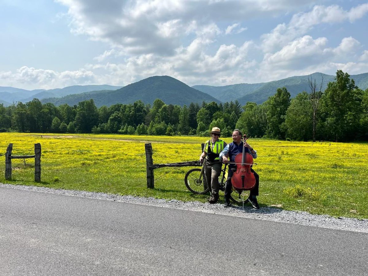 .@yoyoma took a detour on his way to #Knoxville and treated some lucky Cades Cove bicyclists to an impromptu performance along the loop. 

Wondering where he's going to pop up next...

#OurCommonNature #CultureConnectsUs #YoYoMa 
@GreatSmokyNPS @visitknoxville @BigEarsFestival