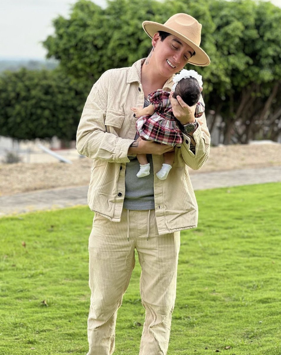 Ya un mes con nosotros mi bodoque, 1 mes lleno de adversidades. Te amo Jade Amira ♥️