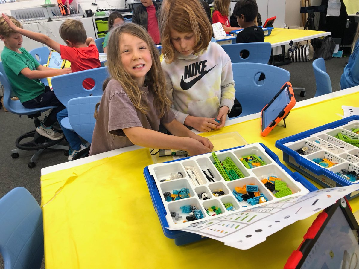 LbPrincipal's tweet photo. 3rd grade working with Lego Wedo 2.0! https://t.co/3rtS44BTQT
