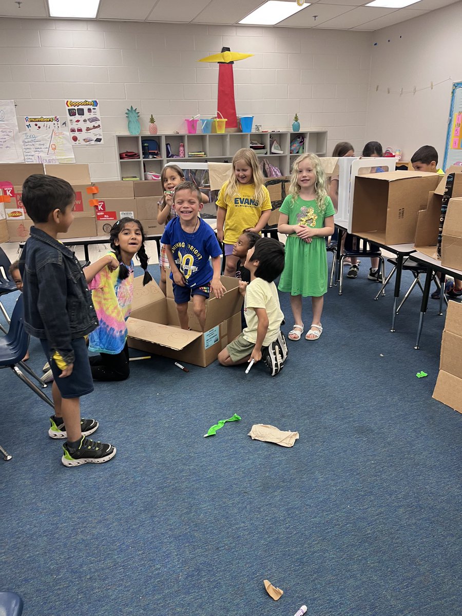 Evans_Elem's tweet photo. 🌞Sunray Spotlight!🌞
Ms. McLoughlin’s Kindergarten class completed a teambuilding/leadership activity to make a “house” out of extra cardboard. They voted for a roles and they counted the tallies and compared values to determine the winner of each vote! 🗳️🏠🎉 https://t.co/jIrfAjUpkE