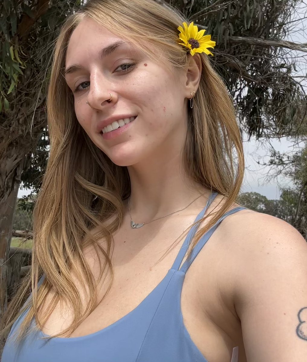 Amandaayala232's tweet photo. Flower girl 😍😍 https://t.co/3PFgH0H9Cz