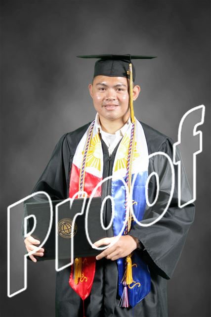 berryangel92's tweet photo. I was so excited to see my graduation photos 👨🏻‍🎓but when I looked at the previews I can’t help but notice a lot of green screen spilling on my cap and gown 🤮. honestly, I don’t think it’s worth paying $55.95 for a digital download 🤔

@purdueglobal is there something we can do? https://t.co/RusHJpw549