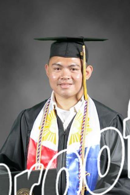 berryangel92's tweet photo. I was so excited to see my graduation photos 👨🏻‍🎓but when I looked at the previews I can’t help but notice a lot of green screen spilling on my cap and gown 🤮. honestly, I don’t think it’s worth paying $55.95 for a digital download 🤔

@purdueglobal is there something we can do? https://t.co/RusHJpw549