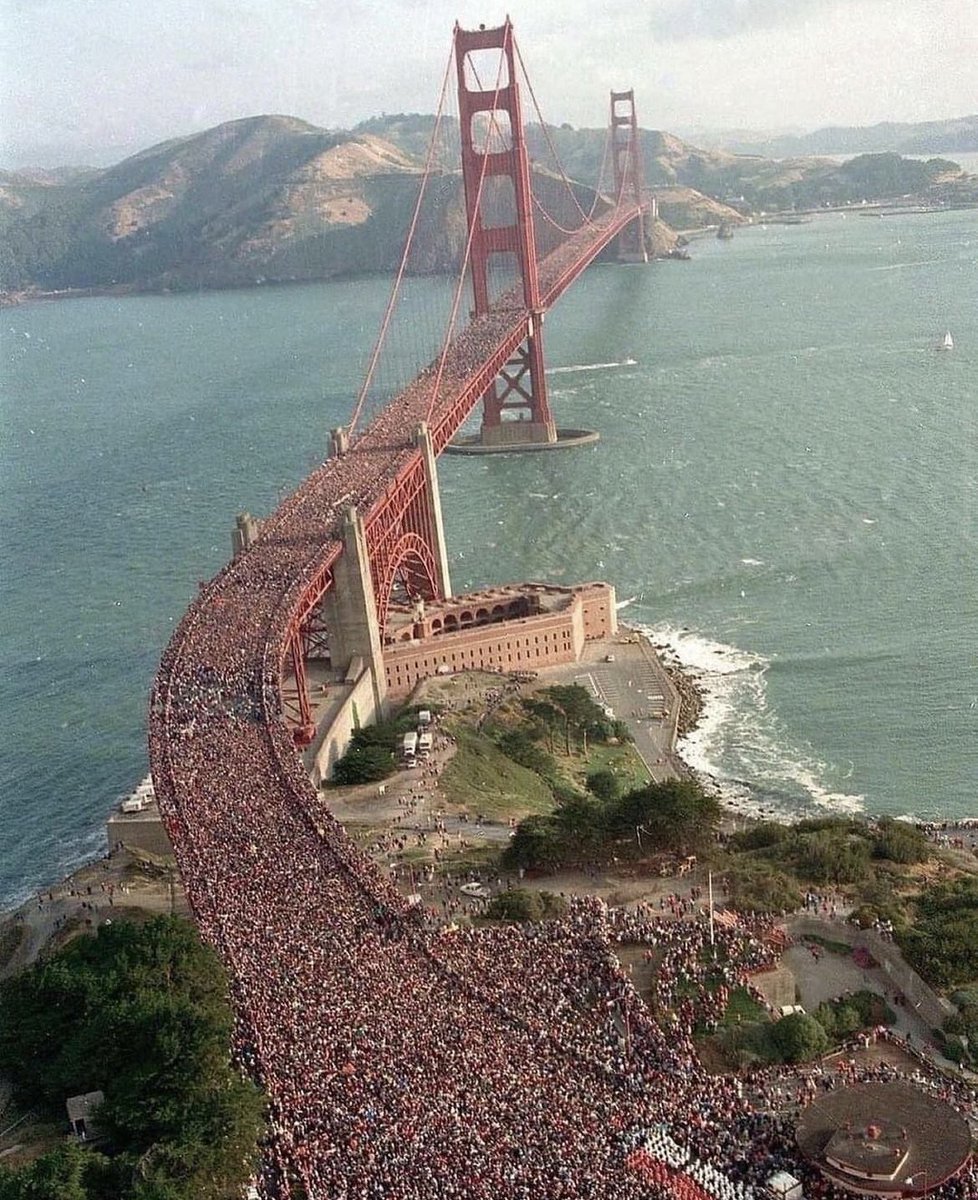 fasc1nate's tweet image. The 50th anniversary of the opening of the Golden Gate Bridge in 1987.  Initially, planners anticipated a gathering of around 80,000 people. However, the turnout greatly exceeded expectations, with an estimated 800,000 individuals attending the event.

The burden of people…