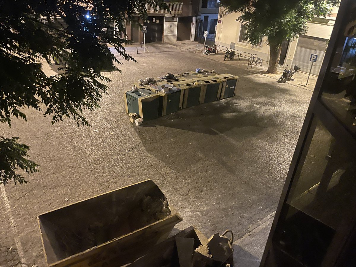 Plaza Gonzalo de Ayora (Córdoba) 24/5/23. En 4 años de gobierno del Sr. Bellido <a href="/JoseaBellido/">Jose Antonio Bellido</a> <a href="/ppopular/">Partido Popular</a> los contenedores continuan en el centro de la plaza. Ni una reforma. No cuente con mi voto.