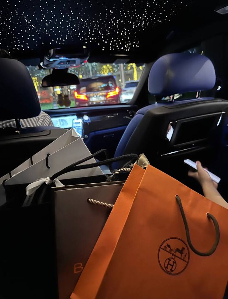 igbagara's tweet photo. Here is shopping o'clock now.
Shopping is a bit of a relaxing hobby for me, which is not troubling for the bank balance at all 😎 https://t.co/ajZPsXO9F0