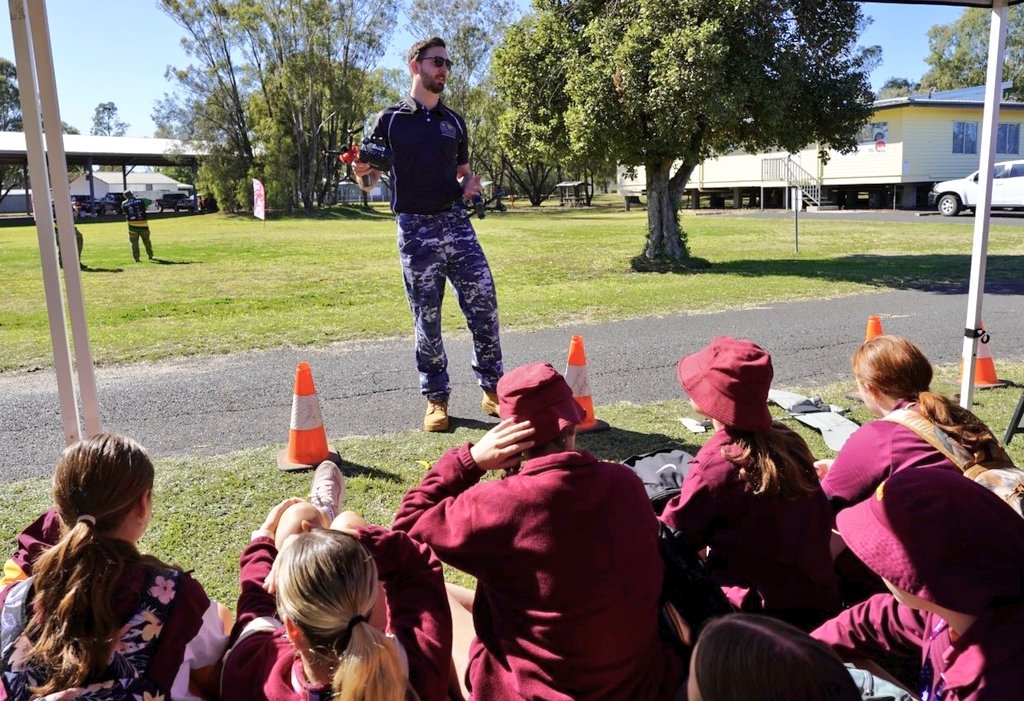 AUADRT's tweet image. Yesterday on @TAFEQld #DigiTrek Roadshow: #MacDaddy took up the challenge from the #Dalby State High School students to fly the mini-whoop through the tunnel… He made it, as always. #SendIt!
#Kingaroy today!
@ChiefAusArmy @FORCOMDAusArmy