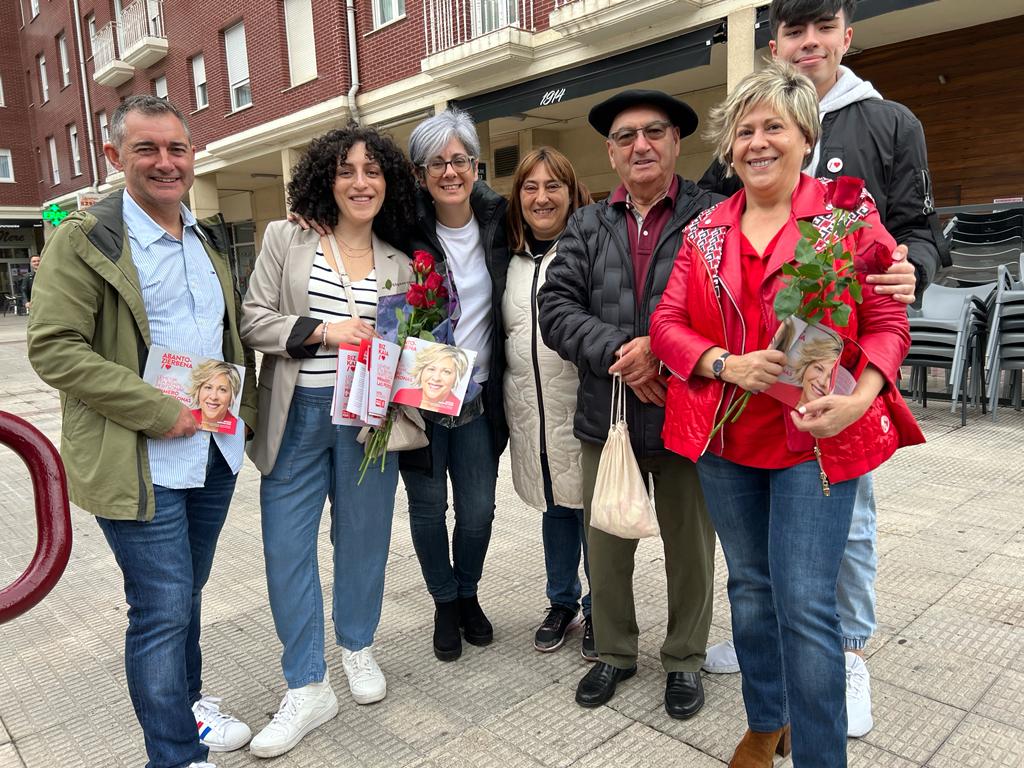 MAITANAMG's tweet photo. 🌹Feliz de recibir tanto apoyo y cariño de vecinos y vecinas de #AbantoZierbena que están convencidos de que los Socialistas de Abanto y Zierbena tenemos la llave para mejorar nuestro pueblo. 
#HacemosBizkaia #LoQueVotasImporta #28M https://t.co/SSxyRDiknc