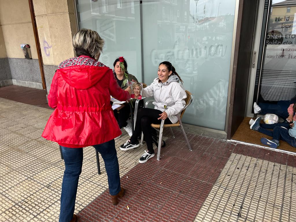 MAITANAMG's tweet photo. 🌹Feliz de recibir tanto apoyo y cariño de vecinos y vecinas de #AbantoZierbena que están convencidos de que los Socialistas de Abanto y Zierbena tenemos la llave para mejorar nuestro pueblo. 
#HacemosBizkaia #LoQueVotasImporta #28M https://t.co/SSxyRDiknc