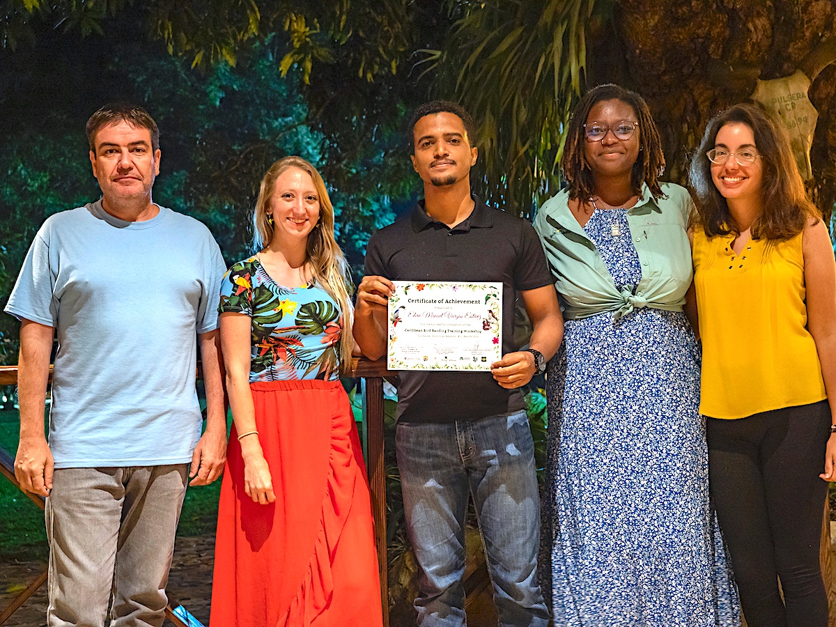 BirdsCaribbean's tweet photo. In today's #blog Elvin Estévez provides a delightful account 💚 of his experiences at our #bird banding workshop in the #DominicanRepublic 🇩🇴 &amp; shares how #molt plays a critical role in a bird bander’s journey: https://t.co/ohuwHRkzEZ

@ambienterd @grupojaragua https://t.co/jqiA8GWvDe
