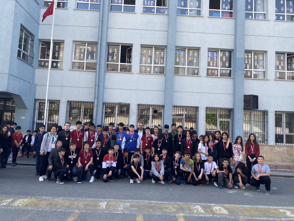 Okulumuzun okul içi futbol turnuvası sonunda derece alan öğrencilerimize ve ilçe voleybol turnuvalarında madalya almaya hak kazanan öğrencilerimize madalyaları teslim edildi , geriye bu güzel kare kaldı. 
<a href="/ARNAVUTKOYMEM/">Arnavutköy İlçe Millî Eğitim Müdürlüğü</a> 
<a href="/Arnavutkoy_K/">Arnavutköy Kaymakamlığı</a> 
<a href="/hersanli_mahmut/">Mahmut HERSANLIOĞLU</a> 
<a href="/HasipTurhan/">Hasip Turhan</a> 
<a href="/ismailal03/">Ismail AL</a>