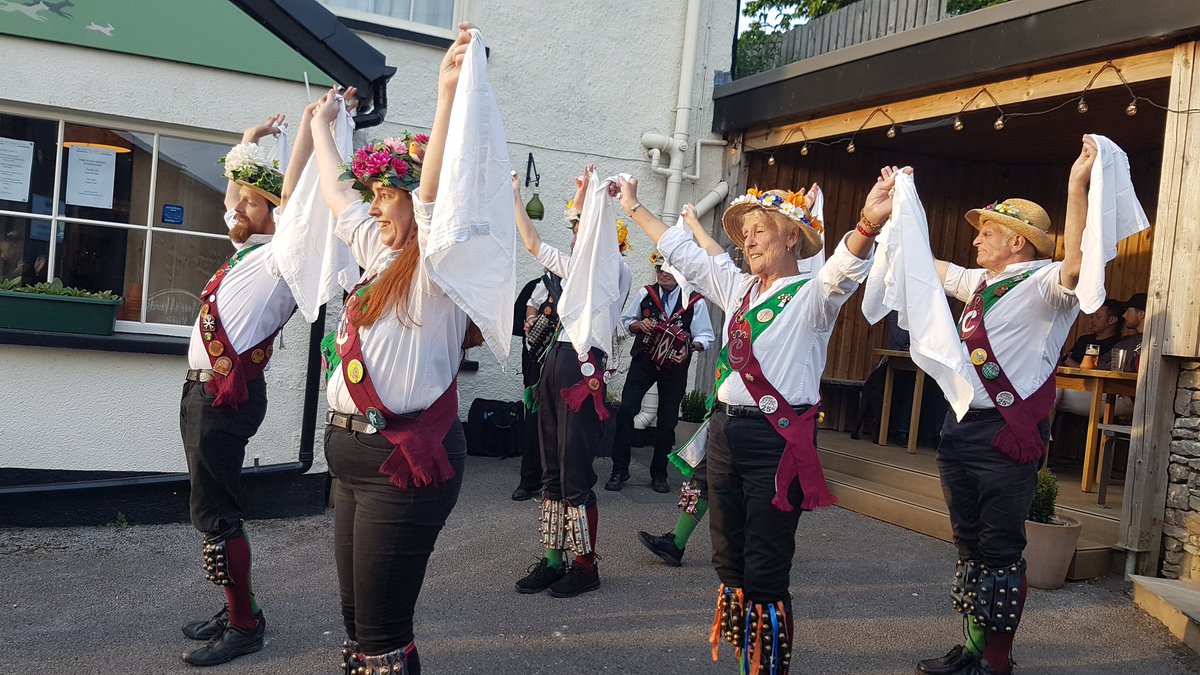Lovely dance out on Monday evening at the Hare and Hounds, Levens. Beautiful evening sunshine shone down on us!
What's next you ask? Come along to Countryfest at Crooklands to see us perform on Saturday 3rd June! Countryfest runs for 2 days, but we will only be there on the Sat.