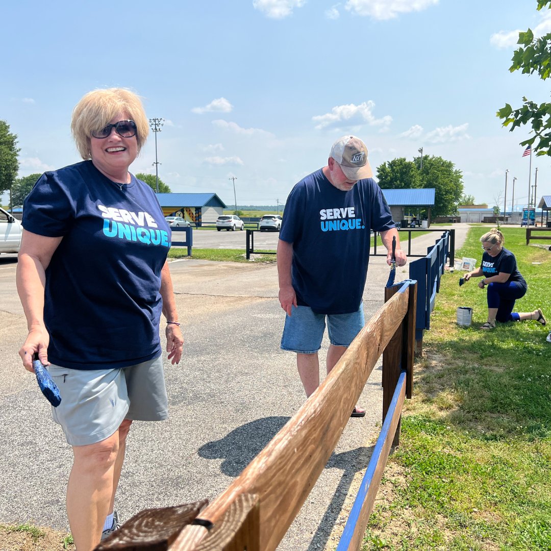 FarmersBank1's tweet photo. Today for #WorkoutWednesday our #ServeUnique team did double duty. Half enjoyed a beautiful afternoon finishing up fence painting at Ratliff Park and the other half helped out with some heavy lifting at @The King's Kitchen of Caldwell County. #CommmunityBank #LiveUniqueBankUnique https://t.co/YCscFA91av
