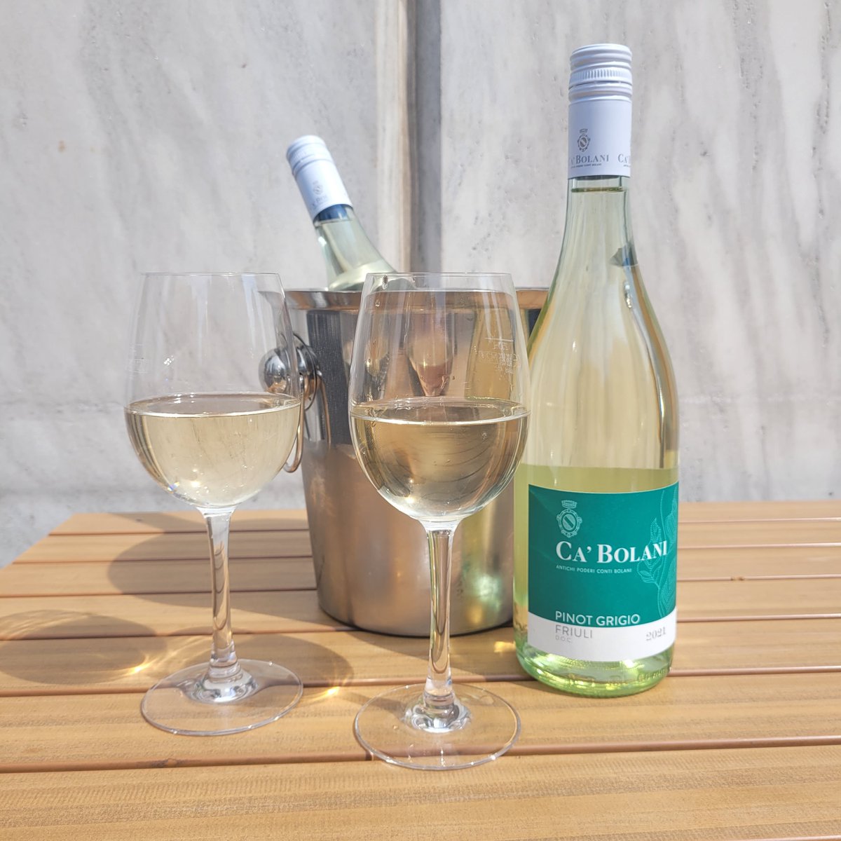 For our #winewednesdays we have Ca Bolani Pinot Grigio! Straight from Italy, this crisp and refreshing wine is new to the Henry, perfectly balanced, best enjoyed outside in the sun!