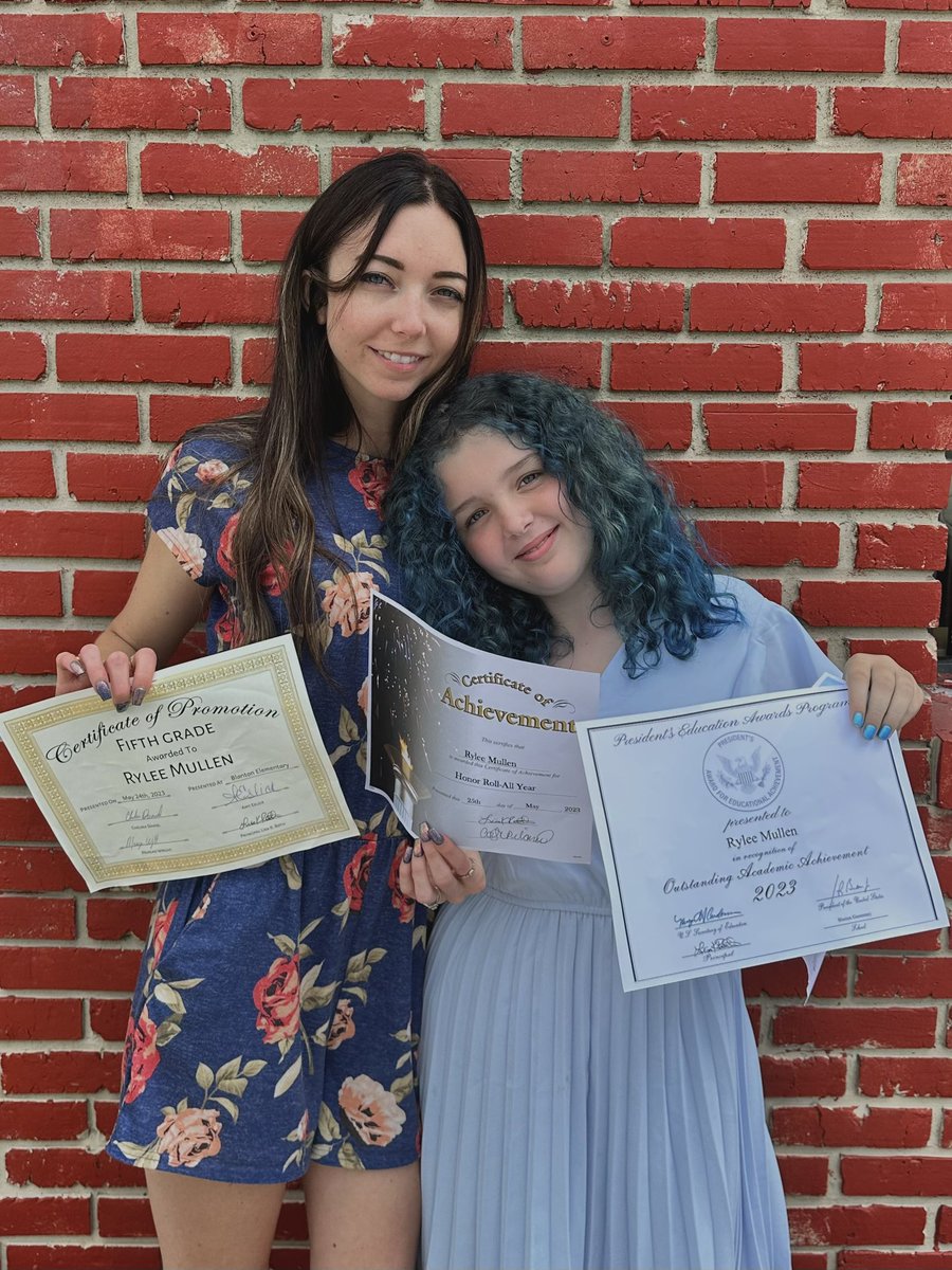 abbbbs_xo's tweet photo. My girl got the PRESIDENTIAL award today during her moving up ceremony! She was 1 of 4/5 to get the award out of 75 kids #OntoMiddleSchool https://t.co/AAacEi3IYF