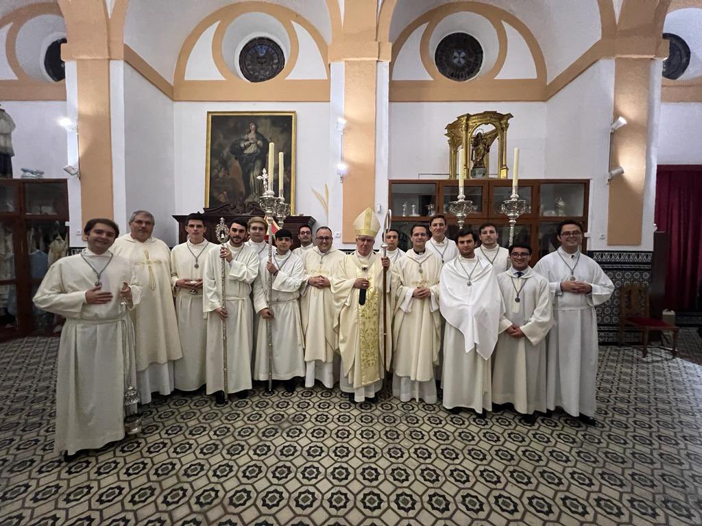 ArzobispoSaiz's tweet photo. Hemos celebrado la solemnidad de #MaríaAuxiliadora en su Basílica Santuario de #Sevilla. La Madre nos auxilia en nuestra misión evangelizadora, en el trabajo a favor de los más necesitados, en la educación de niños y jóvenes. Ella es fuente de alegría y esperanza https://t.co/nQTfNdHCvy