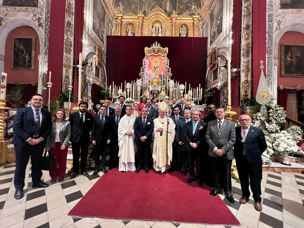ArzobispoSaiz's tweet photo. Hemos celebrado la solemnidad de #MaríaAuxiliadora en su Basílica Santuario de #Sevilla. La Madre nos auxilia en nuestra misión evangelizadora, en el trabajo a favor de los más necesitados, en la educación de niños y jóvenes. Ella es fuente de alegría y esperanza https://t.co/nQTfNdHCvy