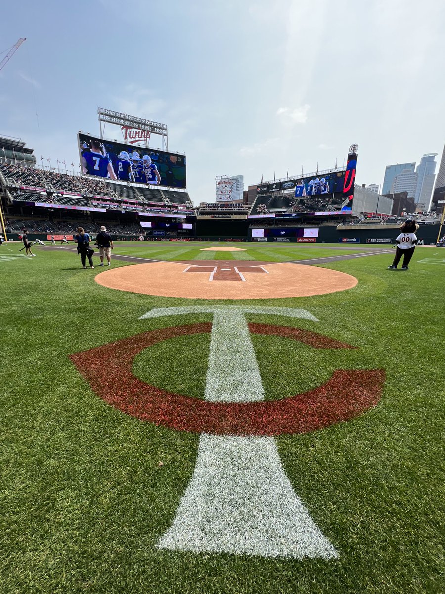 Thank you to @Twins for having @GoJacksFB out for the game today , we look forward to our game at Target Field on Sept 16th vs Drake.