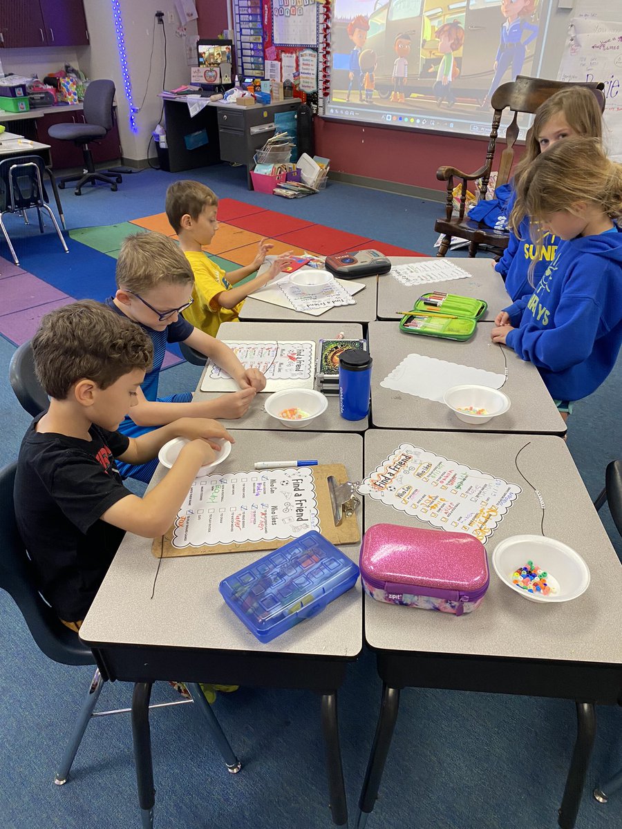 Evans_Elem's tweet photo. 🌞Sunray Spotlight!🌞
Mrs. Quagliani’s first graders had a positive friend day! They created posters with positive notes, found a friend using a list and then exchanged friendship bracelets! 🎉💙💛 https://t.co/QzKcgkbEj8