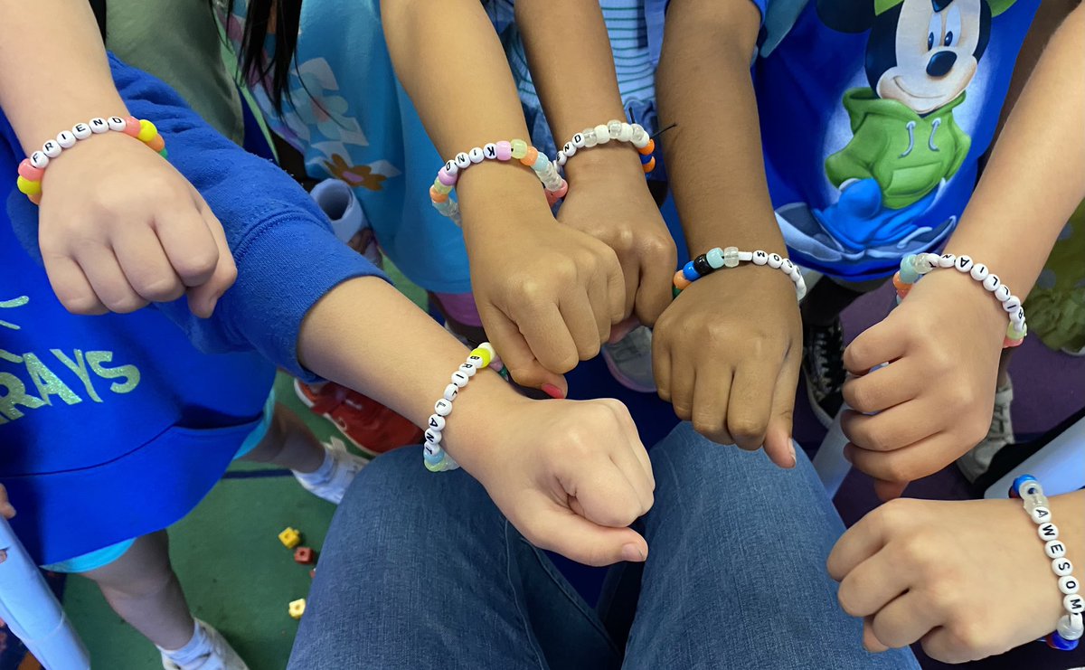 Evans_Elem's tweet photo. 🌞Sunray Spotlight!🌞
Mrs. Quagliani’s first graders had a positive friend day! They created posters with positive notes, found a friend using a list and then exchanged friendship bracelets! 🎉💙💛 https://t.co/QzKcgkbEj8