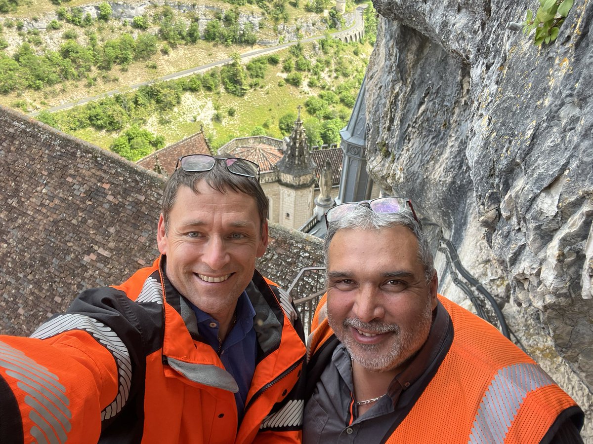 Flochjf's tweet photo. Merci à Alain technicien contrôleur @OrangeOccitanie du #lot et à #solution30 pour leur travail minutieux de raccordement client qui a permis d apporter la lumière numérique haut débit  #orange pour ce site médiéval d exception #rocamadour 👍🟧 https://t.co/kIJieCWvRo