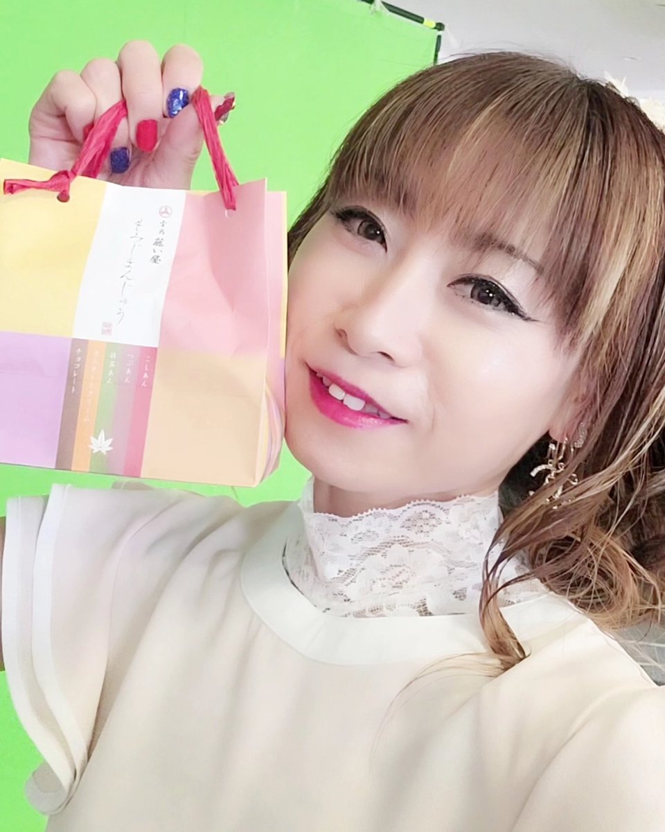 toraya_riko's tweet photo. 今週の演歌大好きゲストは
大好きな❤️竹川美子さんです( 〃▽〃)
お会いする度にどんどん可愛く綺麗になってゆく～美子さん😍
何が大好きかって
歌声です🎵抜群の歌唱力です(*´∀`)♪
尊敬しておりますそ
いつも楽しく癒される収録
そして沢山のお気遣いありがとうございました
また会いましょう💕 https://t.co/QLHnfsjQJk