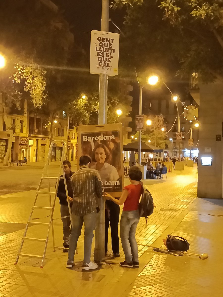 LonDeran's tweet photo. Aquesta trepa de #BcnEnComu pretenia treure el cartell de la @cupnacional per posar el de la seva jefa. Els hi he dit que sí el treien, arrencaria tots els seus aquesta nit. Comuns, sou una VERGONYA https://t.co/EBs06deOyO