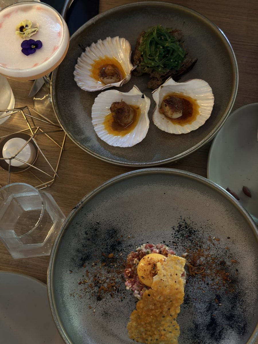 Morning 💙
Early in the morning, I went to a popular restaurant recommended by my sister for breakfast.
I've had the traditional egg tart countless times.
Let's do something different 😜😜😜