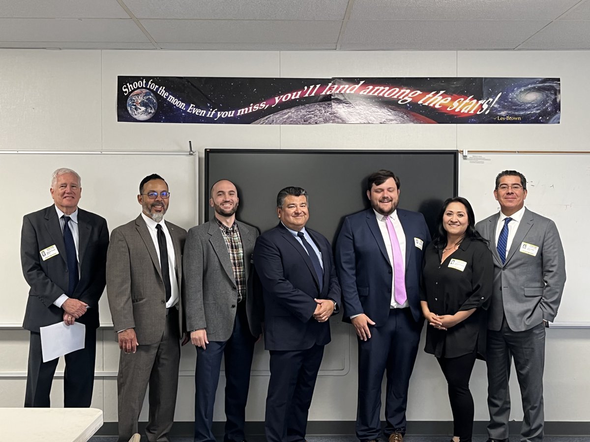 VCBA1's tweet photo. VCBA gives THANKS for participating at Oxnard High for mock interviews for seniors enrolled in the Law &amp; Public Service Academy thru VCBA's ASK Program. Bill Grewe (past president), Michael Rodriguez, Sparky Abraham, Bert Partida, Alex Tron, Jessica Jimenez, &amp; J. Tabin Casio https://t.co/NuuC9osvej