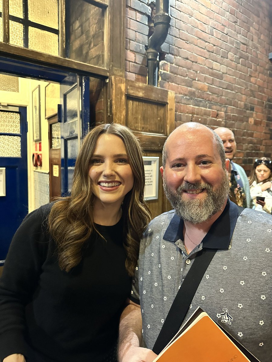 Stage door with @SophiaBush after a cracking performance of @222aghoststory tonight… get tickets if you dare. 😳 #222AGhostStory