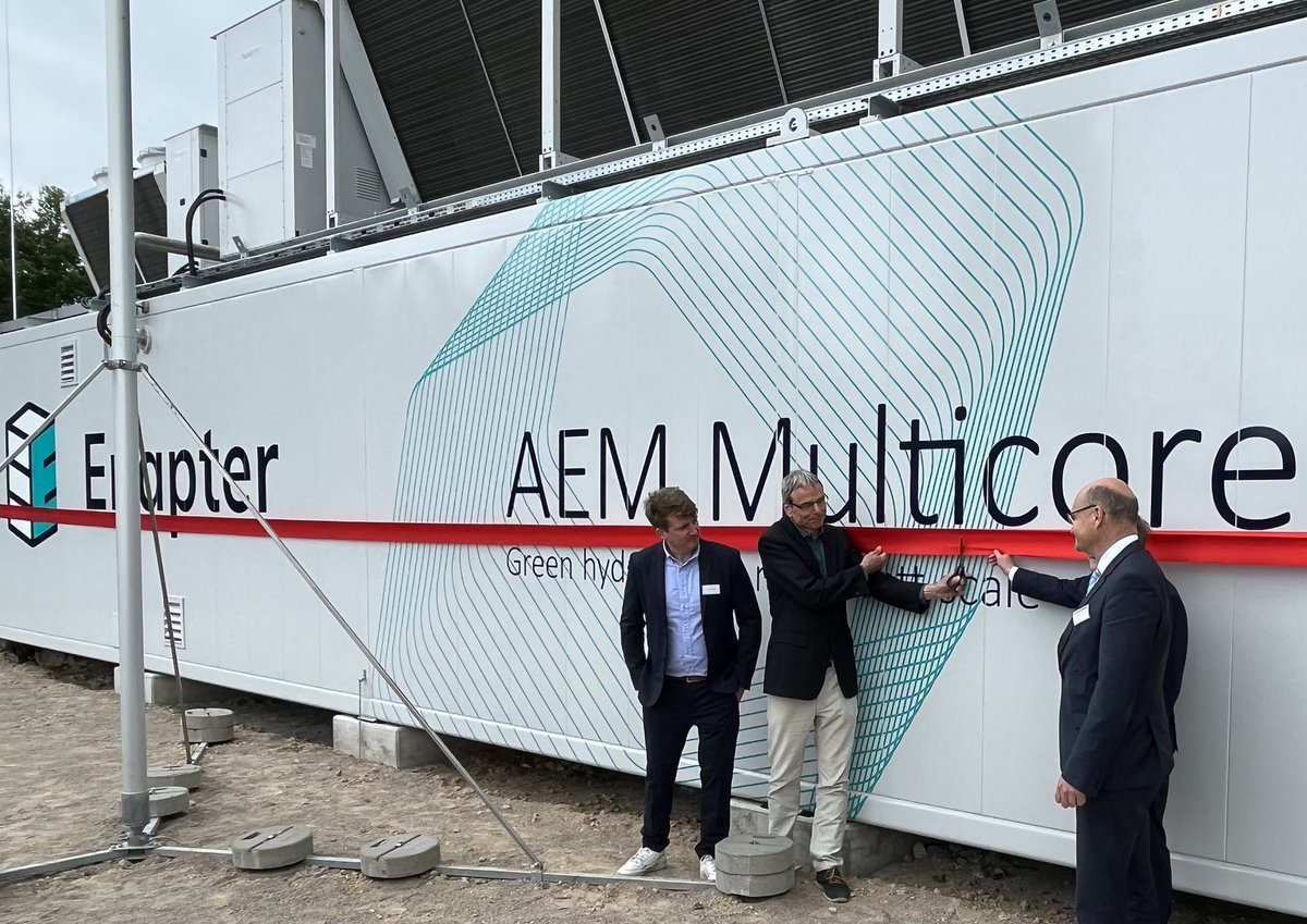 Heute hat @Enapter_DE⁩ den ersten #Multicore“ genannten Megawatt #Elektrolyseur mit Anionenaustauschmembran-Technik (AEM) im #Bioenergiepark #Saerbeck #NRW vorgestellt. Einstieg u. Voraussetzung, um günstig grünen Wasserstoff zu produzieren. Herzlichen Glückwunsch.Viel Erfolg.