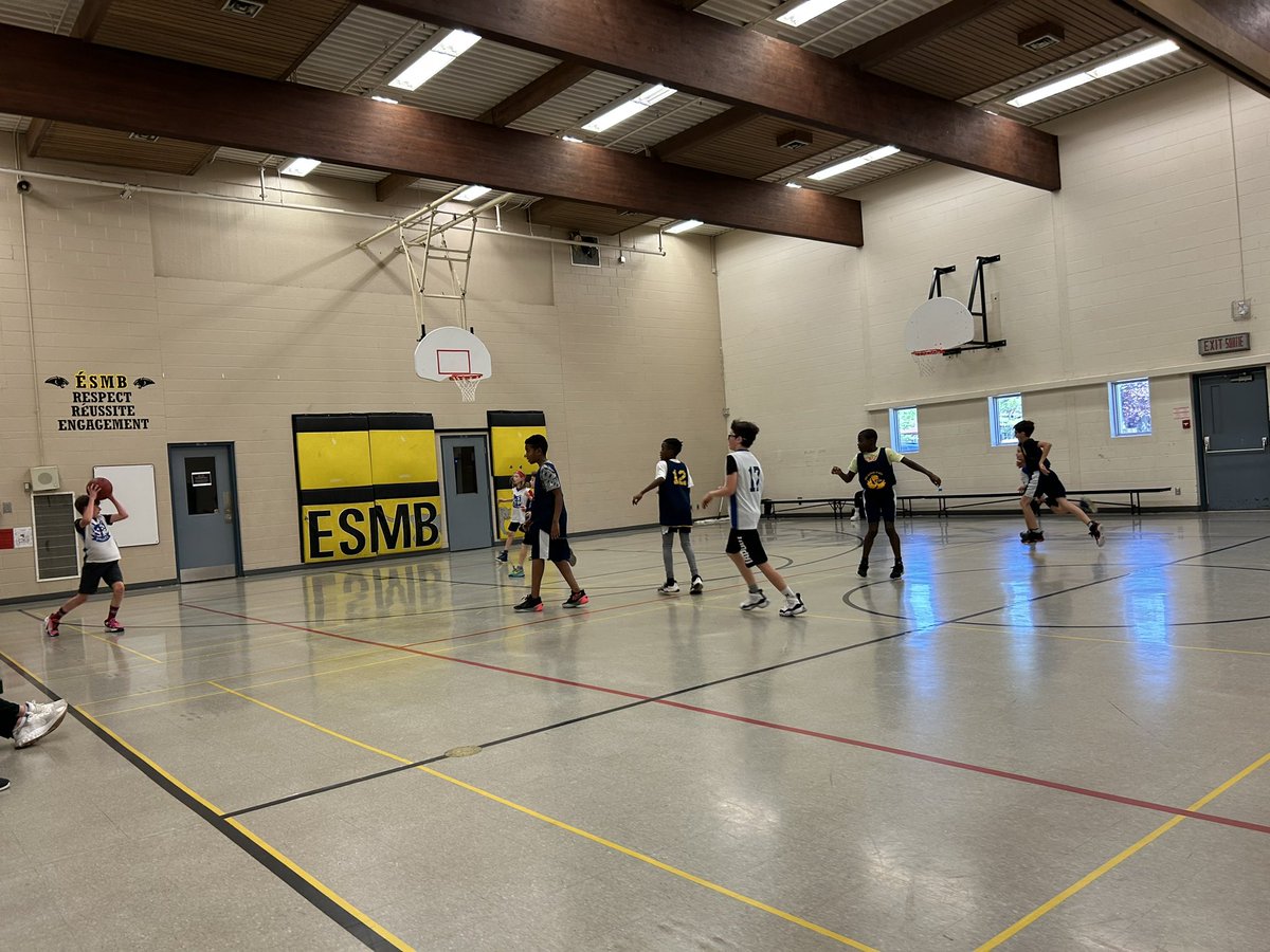 Gros merci à <a href="/ESCMgrBruyere/">École secondaire catholique Mgr-Bruyère</a> d’avoir organisé le tournoi de basket aujourd’hui.  Merci aux entraîneurs, aux élèves ainsi qu’aux parents pour la belle saison.  Voici quelques photos de nos élèves en action pendant le tournoi: