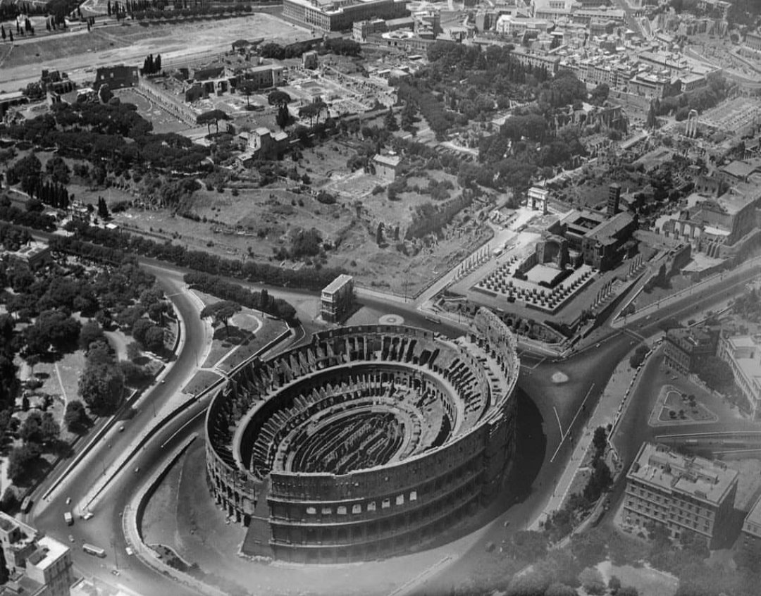 Continuing the theme of old B&W photos, this is an aerial pic of the Colosseum and part of the Roman Forum. Any guesses as to the date?

#ClassicsTwitter #AncientRome