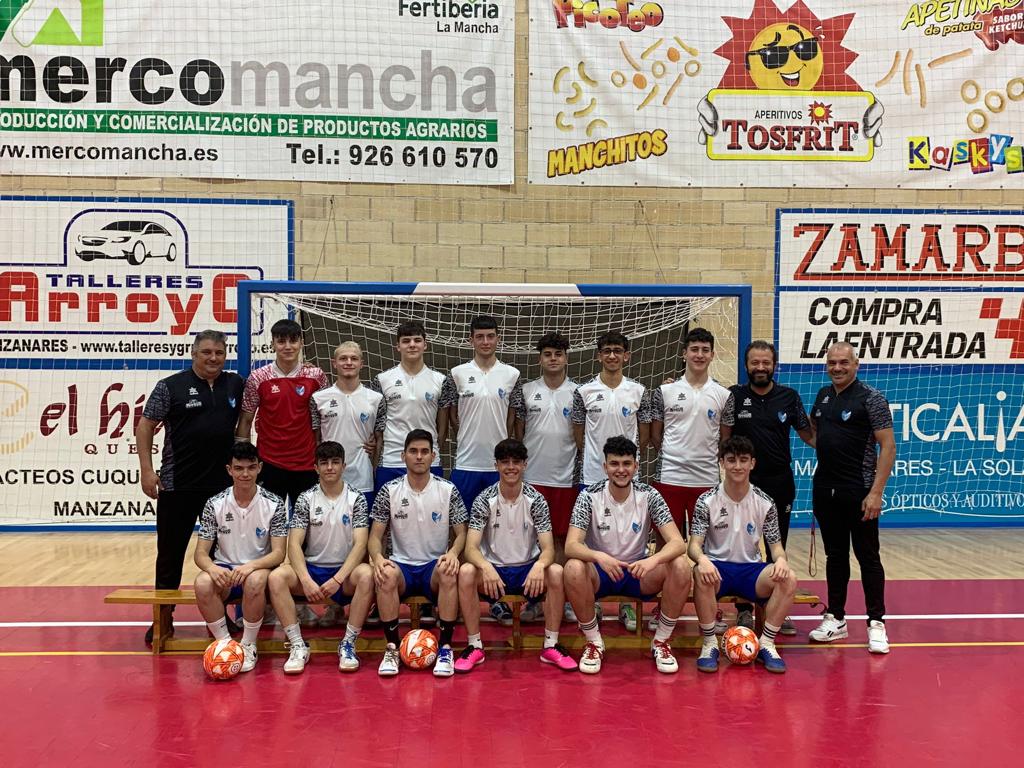 🔵⚪️Equipo Juvenil

Entrenador: David Muñoz
Segundo: Dani 'Pucho'
Preparador físico: José María Fuentes
Delegado: Ignacio Vázquez

Jugadores: Javier Fernández, Carlos Velázquez, Samuel Sánchez, Iker Molina, Guillermo Amores, Álvaro Vázquez, Jaime Romero de Ávila...