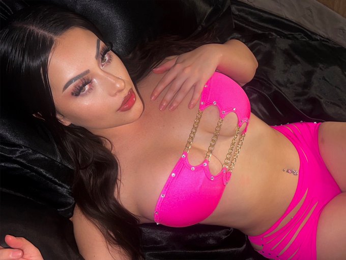 I make the pink hot https://t.co/9xjzQaQQ2o