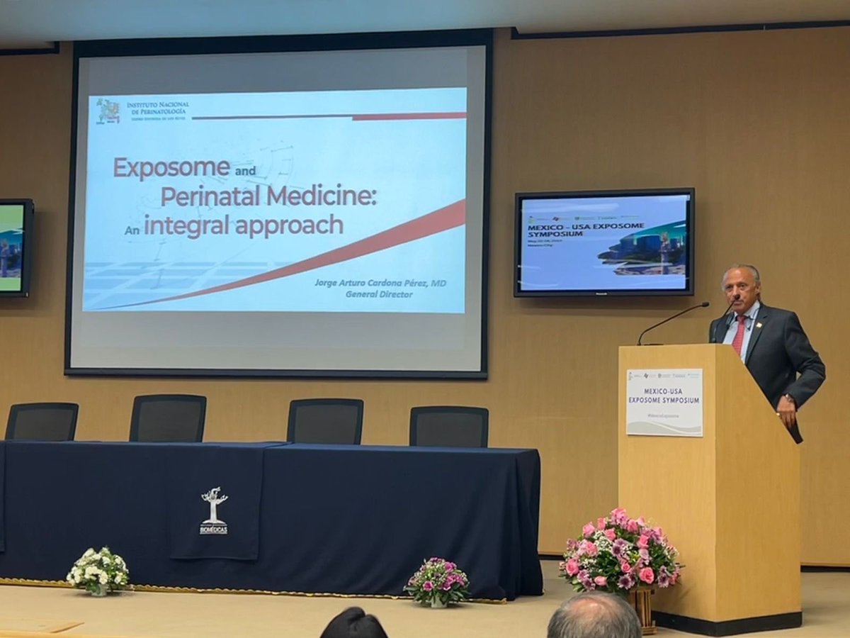 INPer_mx's tweet photo. #ElINPerHoy
El Dr. Jorge Arturo Cardona, Director General del INPer, comparte el trabajo de 7 años de la cohorte institucional #OBESO en el Mexico-USA #ExposomeSymposium, evento organizado por el Institute for #ExposomicResearch del Icanh School of #Medicine at Mont Sinai 🧵 https://t.co/2vwwWjkwHf