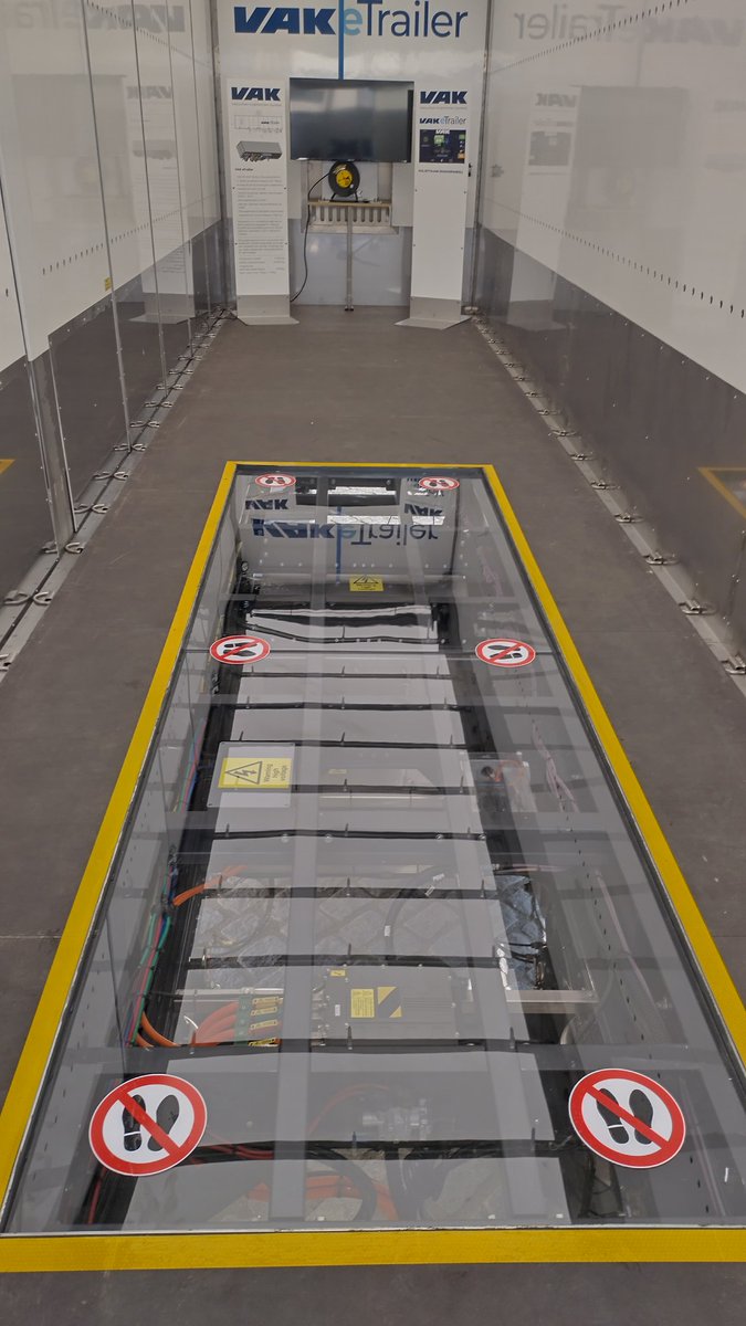 Valitettavasti ☀️ häiritsi kuvaamista. Torstaina kaikki pääsee näkemään mitä lasin alla on, eikä pelkkää peilikuvaa perävaunun katosta.

Ennakko tunnelmien perusteella tulossa todella mielenkiintoinen kuljetusnäyttely Jyväskylässä.