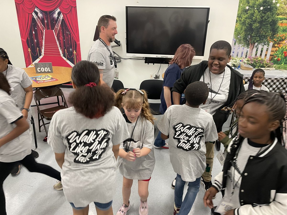 rocrestorative's tweet photo. Welcome to the Circle Champions party Dr. Charles T. Lunsford School #19! Next step, student facilitated circles throughout the building!👊🏽💪🏾
@RCSDNYS @drpeluso @DeputyDStrick @drchrismiller2 @ruthturner168 @KindnessChamps @UR_WarnerSchool https://t.co/70oKEuC0s3