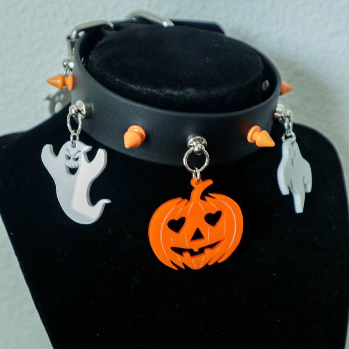 APhrenetic's tweet photo. Halloween Choker
Choker sizes by wearable length
Small- 12.5"-15"
Medium- 15.5"-17"
Large-17.5"-19"

https://t.co/qYRJGDfiSh

#Halloween #choker #collar #aestheticphrenetic #spooky #pumpkin #ghost #goth #gothic #metalhead #alternative https://t.co/Z1Zbbg4nzu